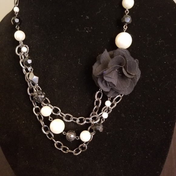 NECKLACE WITH BEADS AND FLOWER - Picture 2 of 2